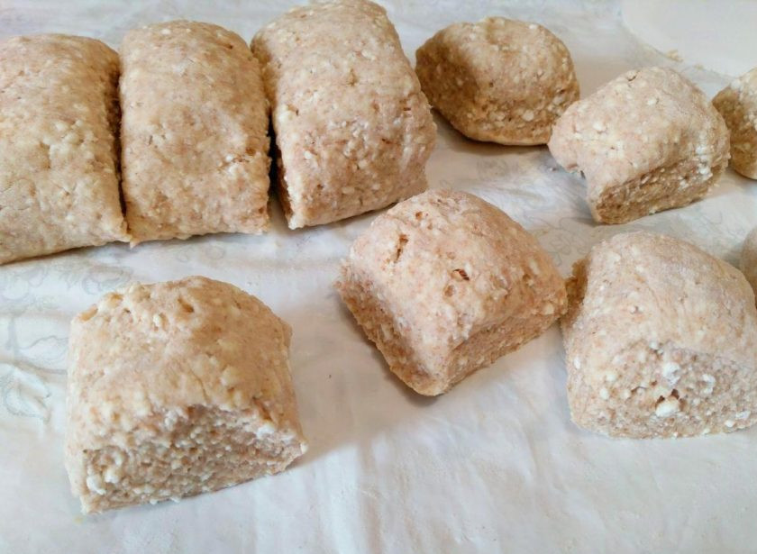 1. Этап. Творожные пышки: Готовое тесто разделите на 12-16 частей в зависимости от желаемого размера изделий.