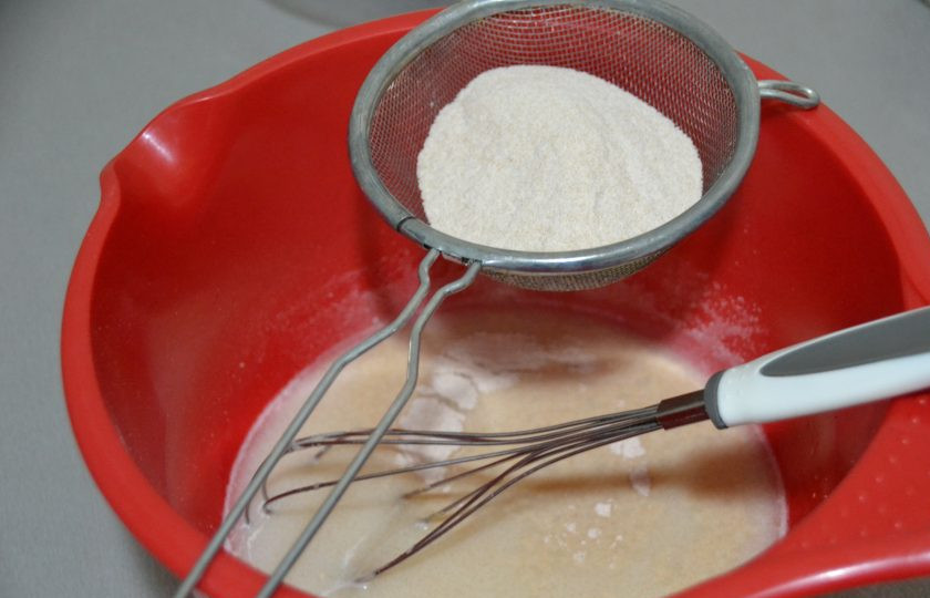 1. Этап. Подовый хлеб: Просейте все три вида муки.