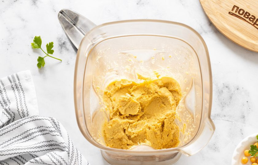 1. Этап. Хумус без тахини: Измельчите массу до однородной консистенции. Затем можно добавить по вкусу больше соли или специй, а консистенцию сделать более жидкой добавив еще оливкового масла или нутовой жидкости.