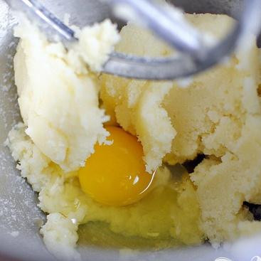 1. Этап. Шоколадные пирожные с орехами и суфле: 2. В большой миске взбить 1/2 чашки сливочного масла, сахар и 3/4 чайной ложки ванильного экстракта. Добавить яйца по одному.