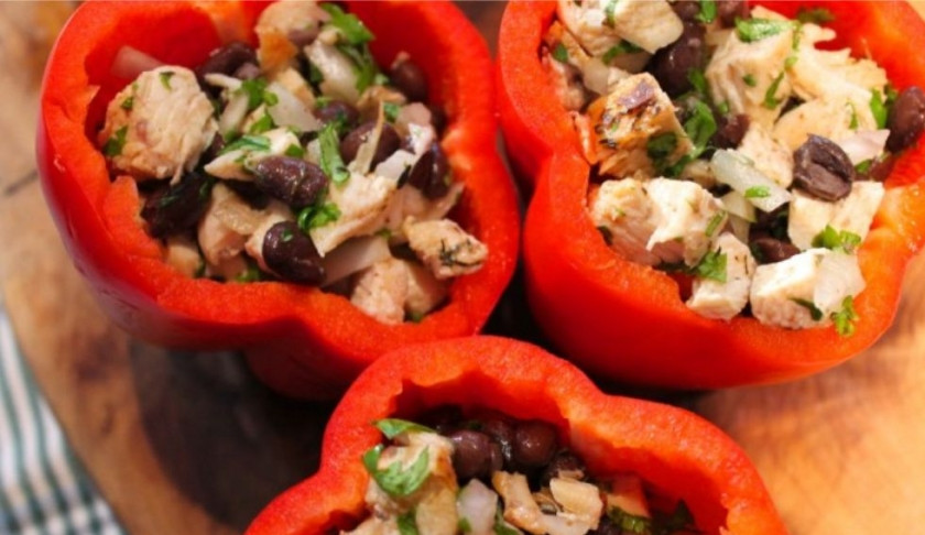 1. Этап. Курица в перце: 5. Теперь накладываем начинку внутрь перца и посыпаем тертым сыром.