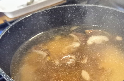 1. Этап. Испанский рис с грибами: Добавить рис. Перемешать, добавить вино. Варить минуту, затем влить бульон. Уменьшить огонь и затем тушить минут 15-20.