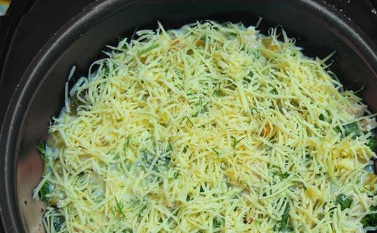 1. Этап. Мясо с баклажанами в мультиварке: Присыпаем тертым сыром.