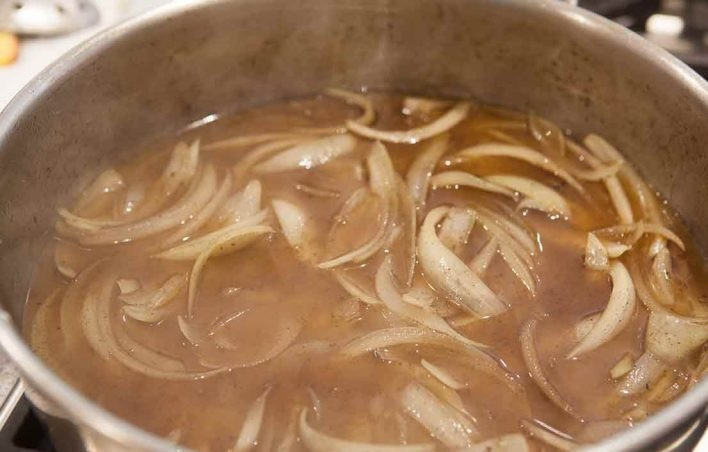 1. Этап. Куриные окорока с соусом: 5. Влейте в сковороду коньяк, соскребите все остатки любого жира после обжаривания мяса. Когда алкоголь уменьшится в два раза, тогда влейте яблочный сидр, добавьте тимьян, соль и доведите до кипения.