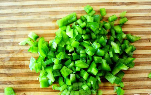 1. Этап. Американский бутерброд с говядиной: Измельчить зеленый перчик.