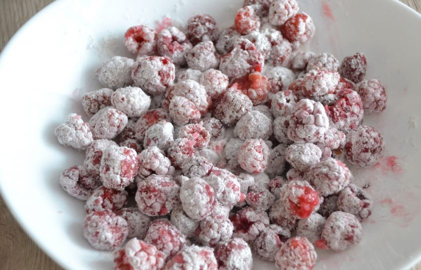 1. Этап. Брауни с малиной: Слегка обсыпьте малину смесью сахара и крахмала.