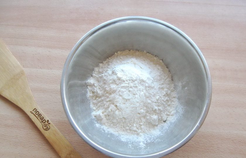1. Этап. Слоеные язычки на пиве: В миску насыпьте муку и щепотку соли.