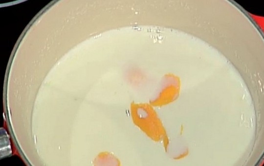 1. Этап. Манная запеканка: В холодное молоко положите снятую цедру, всыпьте манную крупу.