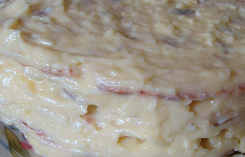 1. Этап. Сырный торт на сковороде: Взбиваем остывший крем с мягким маслом и сметаной. Смазываем каждый корж кремом, формируем торт.