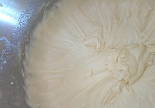 1. Этап. Пирог с жерделами и яблоками: После добавляем в тесто смесь муки с разрыхлителем и щепотку соли и снова взбиваем. Наше тесто готово!