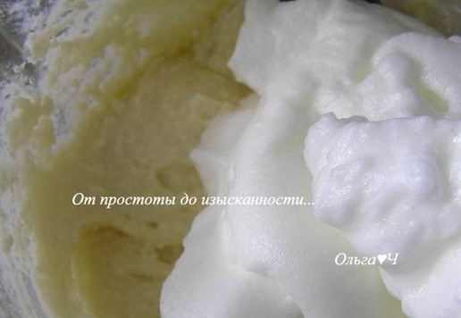 1. Этап. Творожные панкейки с кокосовой стружкой: Взбейте в крепкую пену белок, введите в тесто.