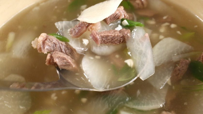 1. Этап. Суп на говядине: Варите суп до мягкости говядины, а затем снимите с огня и подайте горячим.