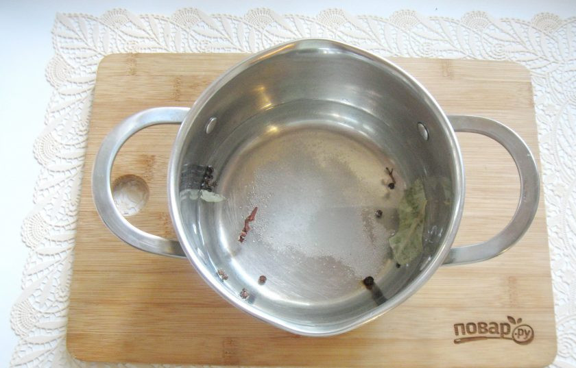 1. Этап. Маринованный чеснок со свеклой: Приготовьте маринад. В кастрюлю налейте воду. Добавьте соль, сахар, лавровый лист, перец горошком и гвоздику. Проварите маринад 5 минут. Уксус влейте в конце варки.