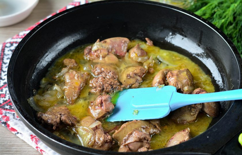 1. Этап. Куриная печень по-румынски: К почти готовой печенке влейте яйца.