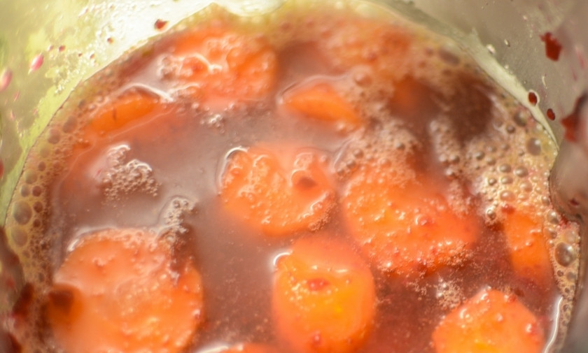 1. Этап. Суп-пюре из свеклы: Теперь к свекле добавьте морковь и бульон. Взбейте всё, перемешайте.