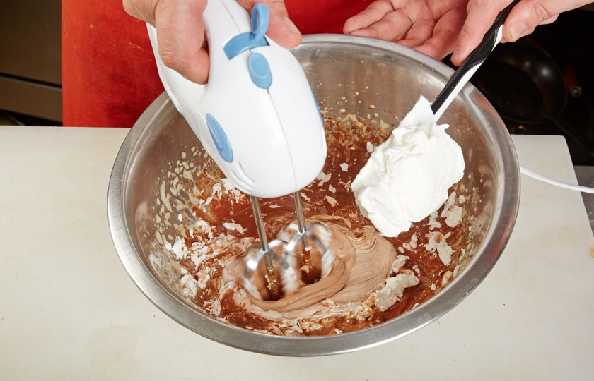 1. Этап. Шоколадный мусс с клюквой и лаймом: 4. Ввести взбитые сливки и осторожно перемешать венчиком.