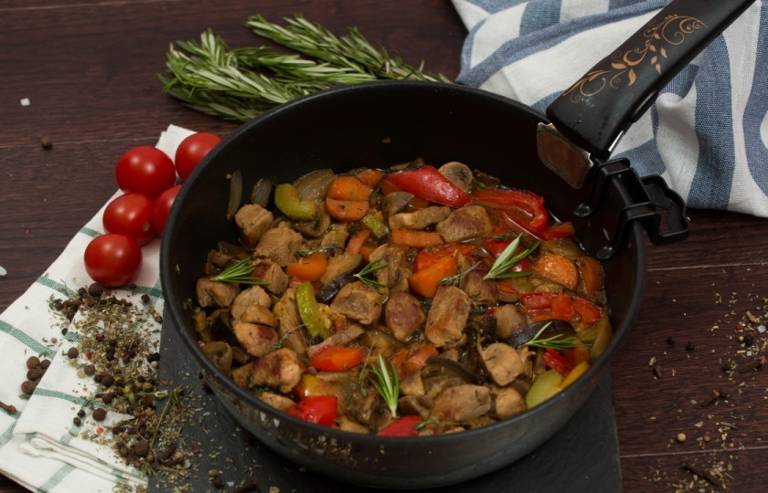 1. Этап. Овощное рагу со свининой: Влейте полстакана воды, соевый соус, посолите по вкусу, а также добавьте любимые специи. Тушите при закрытой крышке минут 10-15 до готовности на небольшом огне.