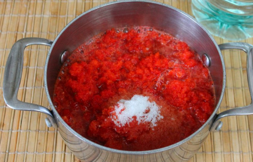 1. Этап. Баклажаны по-херсонски: Добавляем соль и сахар. Ставим кастрюлю на огонь. Кипятим 10 минут, после чего добавляем уксус.