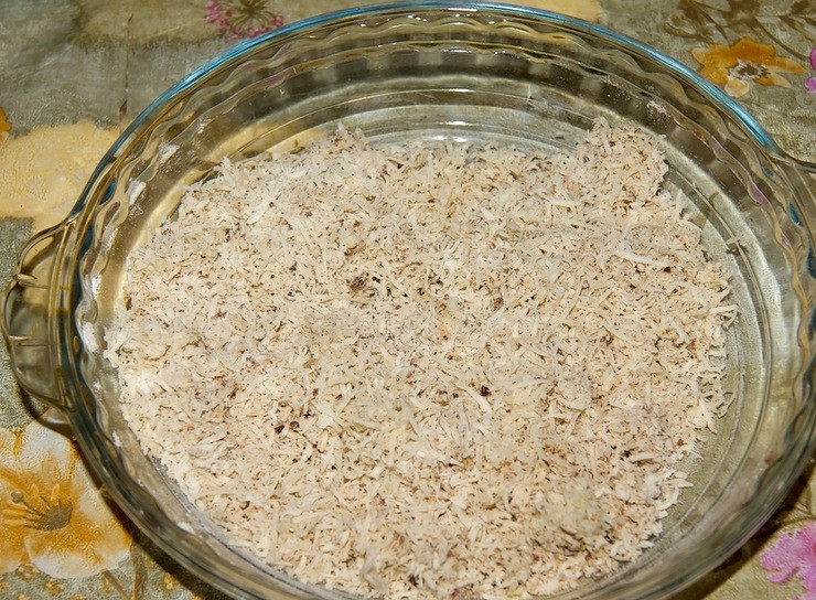 1. Этап. Хрен к холодцу: 3. После того, как корни хрена достаточно замерзнут, вынимаем их из пакета и натираем на мелкой тёрке или мясорубке.