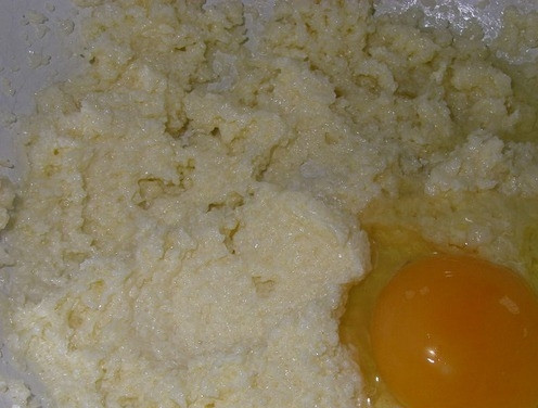 1. Этап. Творожный пирог с бананами: Добавляем яйцо и перемешиваем.