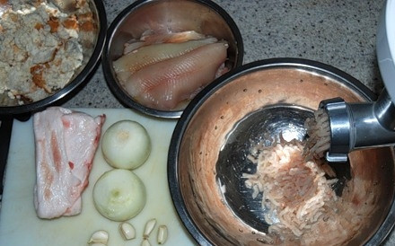 1. Этап. Щучьи котлеты: 2. Для начала необходимо очистить рыбу, отделить филе и пропустить его через мясорубку. Ломтики хлеба залейте молоком. Очистите лук и чеснок, подготовьте небольшой кусочек сала, чтобы котлетки были сочнее.