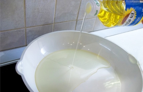 1. Этап. Цветная капуста в майонезе: 4. Жарить цветную капусту нужно на небольшом количестве растительного масла (предпочтительнее взять сковороду с антипригарным покрытием).