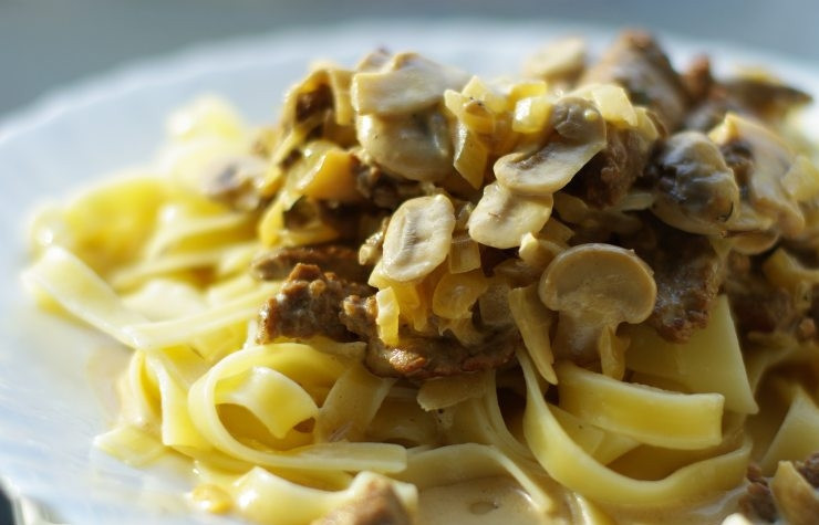 1. Этап. Говядина с грибами в соусе: На тарелочки выкладываем готовый гарнир, сверху выкладываем говядину с грибами и соусом. Желаю приятного аппетита!