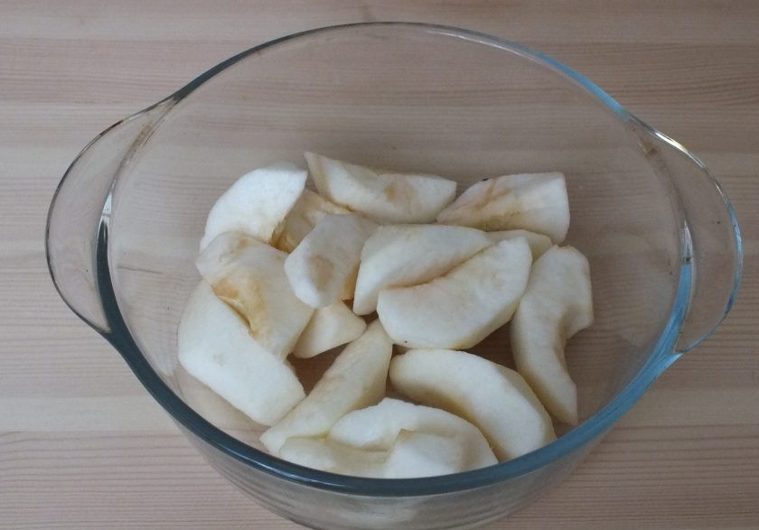 1. Этап. Хрен с яблоками на зиму: Яблоки очистите от кожуры и семенной коробочки. Поместите в стеклянную чашу и поставьте в микроволновку. На максимальной мощности 2 раза по 2 минуты с интервалом для перемешивания проварите яблоки.