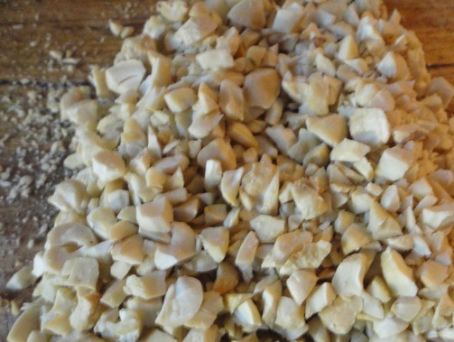 1. Этап. Кутья с яблоками: Орехи мне захотелось порубить ножом. Я взяла нетрадиционный кешью. Все таки праздничное блюдо.