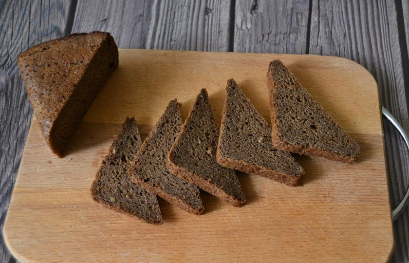 1. Этап. Бутерброды Мышки с ветчиной: Нарежьте хлеб по диагонали, на треугольники.