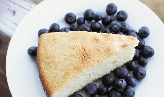 1. Этап. Манник классический: 5. Запекайте манник в духовке 25-30 минут при температуре 180 градусов. Пирог должен подрумяниться, а тесто — хорошо пропечься (проверяйте спичкой). Приятного чаепития!