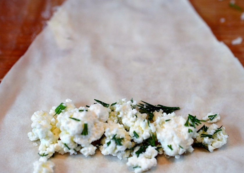 1. Этап. Сигара бореги: Тесто нарежьте на треугольники. Отступите от широкого края, выложите слой начинки.