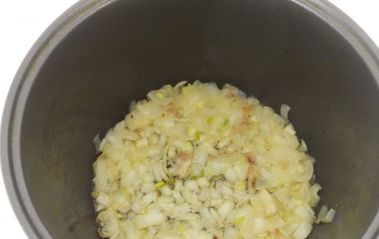 1. Этап. Гедлибже: Курицу достаньте из чаши мультиварки. В последнюю влейте оставшиеся масло и выложите произвольно нарезанный лук. Выставьте режим 