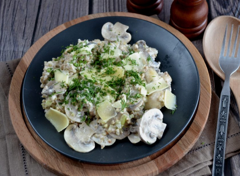 1. Этап. Зеленая гречка с грибами: Подавайте гречку с грибами посыпав пармезаном и укропом. Это очень вкусно, вам понравится!