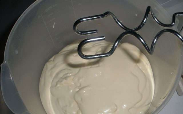 1. Этап. Домашнее сливочное масло: Сливки вылейте в посуду, в которой их будет удобно взбивать, то есть с высокими бортиками. Покупать лучше домашние, жирные, но магазинные тоже подойдут. Сливки взобьются быстрее, если будут предварительно охлажденными.