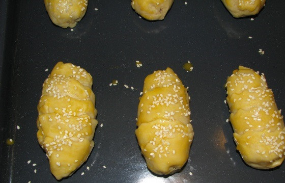 1. Этап. Турецкая самса: 9. Сверху самсу смажьте взбитым яйцом и присыпьте кунжутом. Выложите на противень, застеленный пергаментом или смазанный маслом. Отправьте в разогретую духовку.