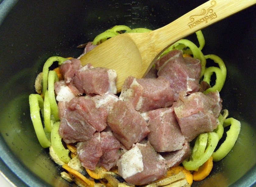 1. Этап. Свинина, тушенная кусочками: К обжаренным овощам добавьте мясо, обжаривайте все вместе 10-12 минут до изменения цвета мяса.