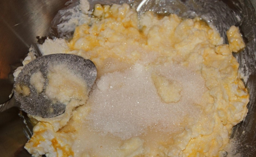 1. Этап. Пончики из творога классические: 4. Затем кладу сахарный песок, но можно обойтись и вовсе без него.