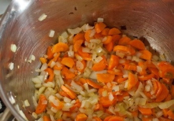 1. Этап. Суп с мясом и картошкой: В кастрюлю налейте растительное масло и поставьте ее на плиту. Выложите в кастрюлю морковь и лук и обжаривайте в течение 7 минут, затем добавьте сушеные травы и жарьте еще минуту.