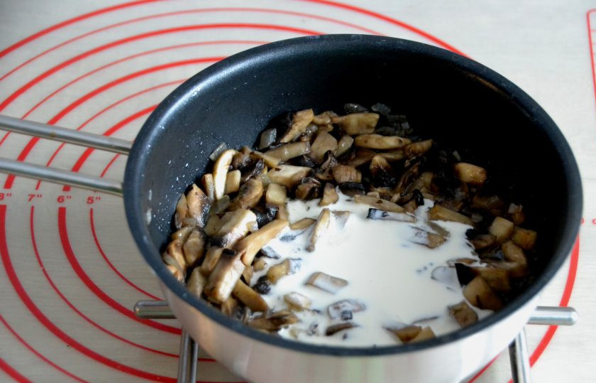 1. Этап. Чебуреки по-французски: Добавьте к шампиньонам жирные сливки и потушите до загустения сливок.
