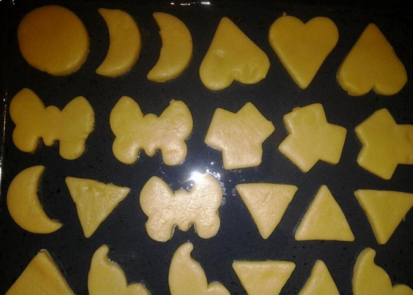 1. Этап. Печенье в формочках: 5. Раскатываем пласт толщиной 4-7 мм и выдавливаем формочками печенье. Выкладываем на противень, смазанный маслом и ставим в разогретую до 200 градусов духовку.
