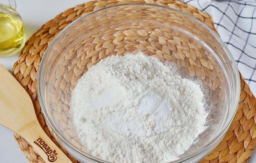 1. Этап. Хлеб на кефире в духовке: Просейте муку, добавьте соль, сахар, соду. Перемешайте.