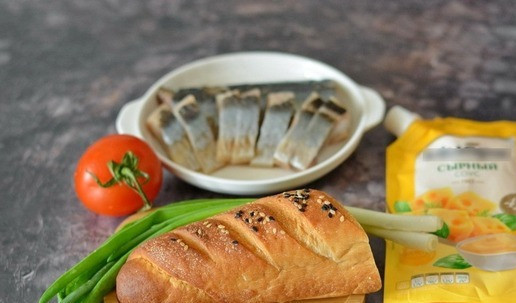 1. Этап. Бутерброды с селёдкой и помидорами: Вот такой набор продуктов нужен для этих быстрых бутербродов. Я использовала сырный майонезный соус, но можно и обычный майонез. Сельдь лучше брать слабосолёную без каких-либо соусов и заливок. Идеально, если вы будете использовать филе селёдочки собственного посола.