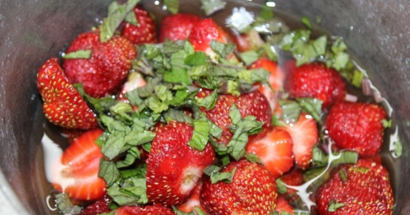 1. Этап. Смузи из клубники: 3. Использую яблочный сок (но можно и любой другой по вкусу) или молочные продукты, упаковку сока переливаю к остальным ингредиентам.