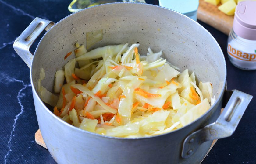 1. Этап. Овощное рагу с тефтелями: В кастрюле разогрейте немного масла, всыпьте капусту, лук и морковку. Обжаривайте овощи 3-4 минуты помешивая. Добавьте специи по вкусу.