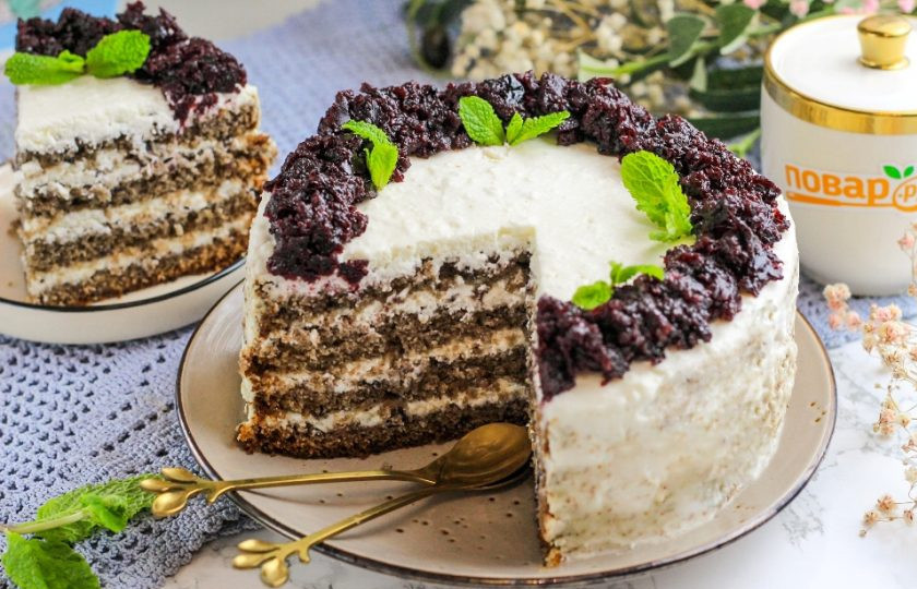 1. Этап. Торт из варенья черной смородины: Разрежьте десерт на части и не забудьте про горячие напитки!