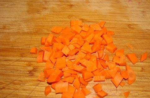 1. Этап. Уха со сливками: 5. Очистите и измельчите морковь.