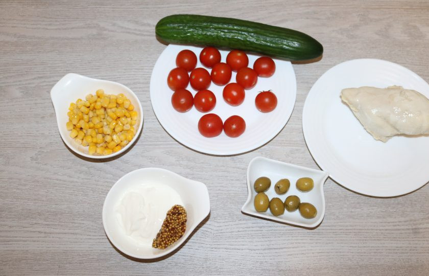 1. Этап. Салат с куриной грудкой и помидорами: Подготовьте ингредиенты. Куриную грудку отварите в подсоленой воде, овощи помойте.