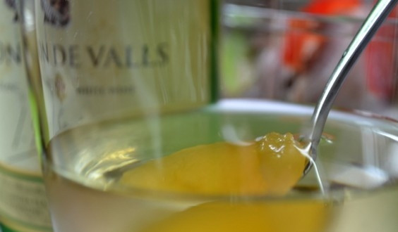 1. Этап. Мясо в духовке куском: В отдельной посуде перемешайте вино с мёдом. Влейте смесь в блюдо.