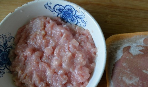 1. Этап. Кебабы из индейки с быстромаринованными помидорами: Я готовила на 2 порции. Для приготовления берём филе индейки. У меня - филе бедра индейки Индилайт. Перекручиваем в фарш.